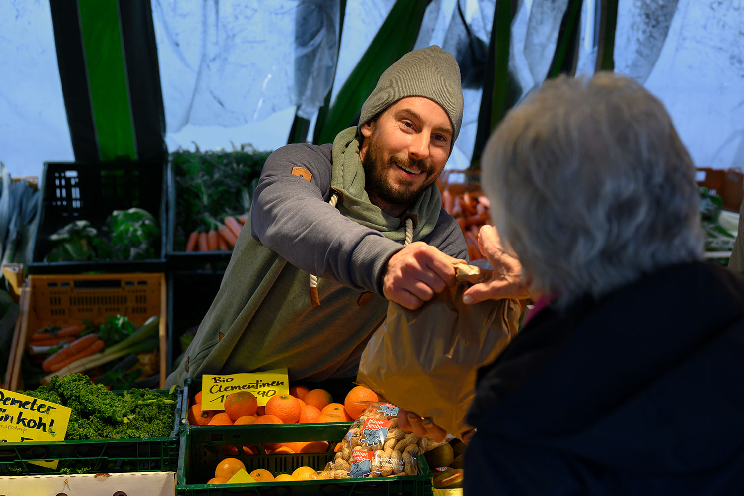 Lasse Tamke verkauft Äpfel und Gemüse auf dem Wochenmarkt