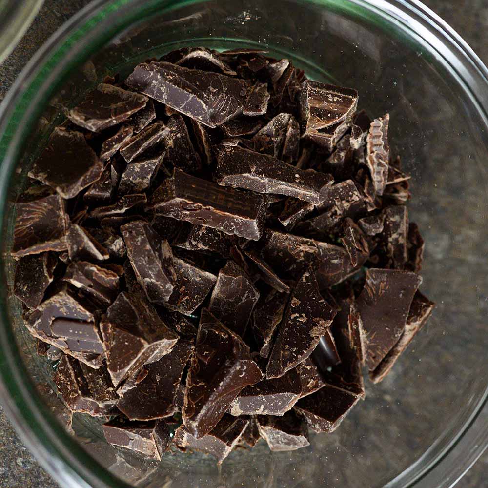 Dunke Schokolade für Schoko-Cookies