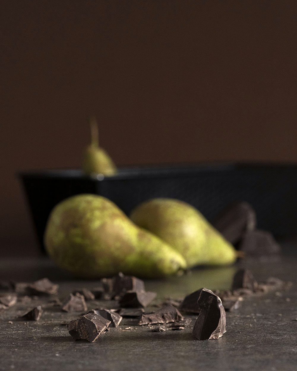 Frische Birnen und Schokolade für Schokokuchen mit Birnen