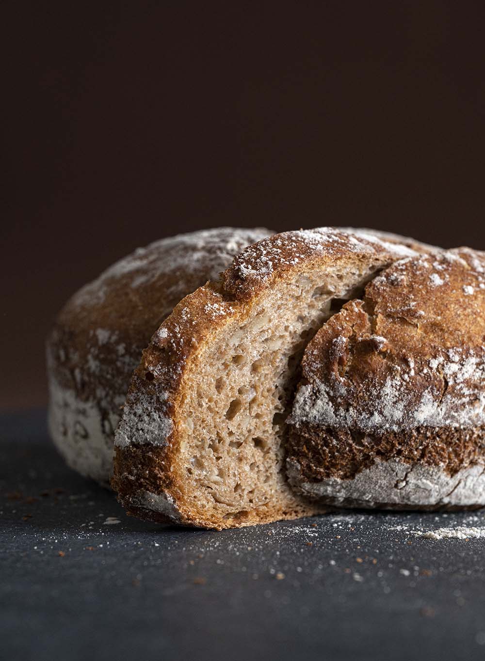 Unser frisch gebackenes Brot im Anschnitt. Diesmal von der Seite fotografiert, so dass man die schöne Produng der Scheibe sieht.