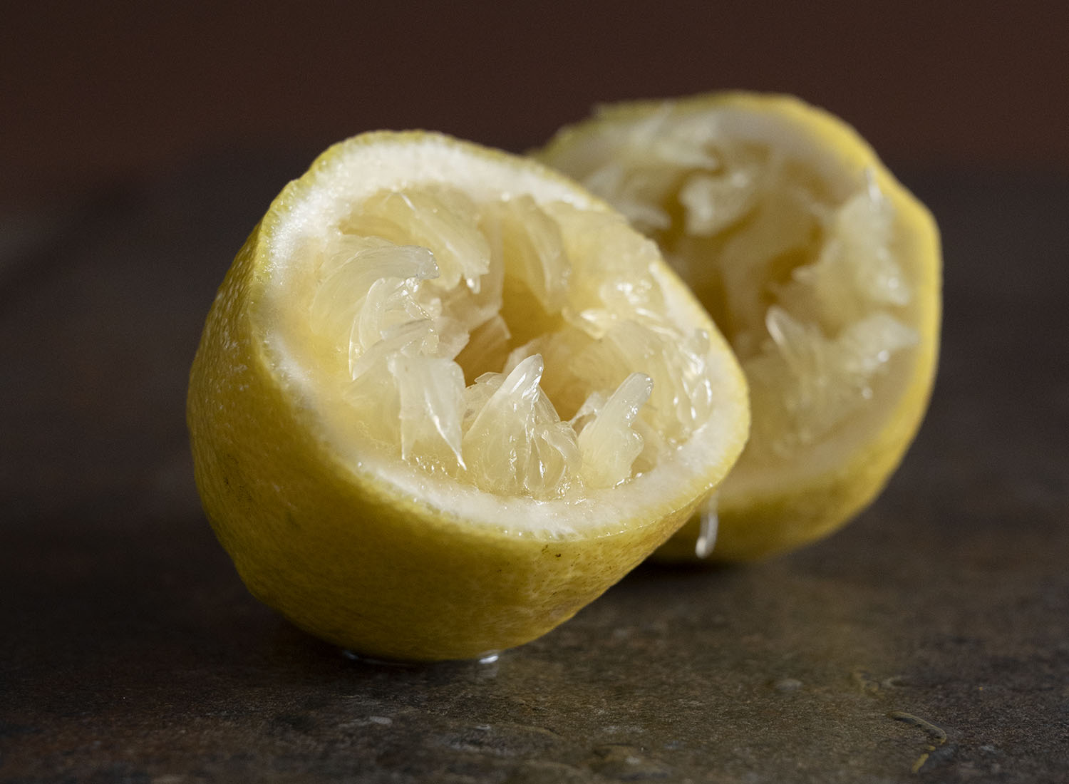 Die beiden Hälften einer ausgepressten Zitrone