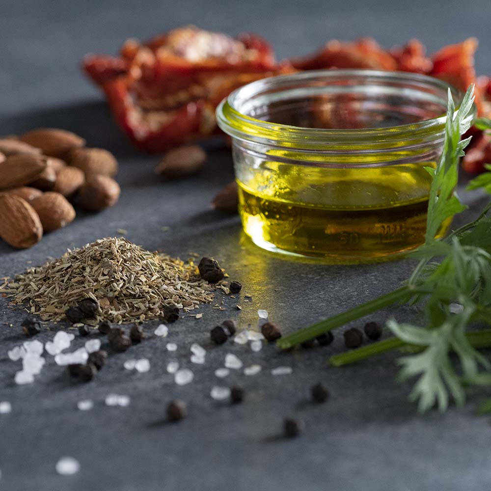 Nahaufnahme vom nativen Olivenöl für Tomaten-Pesto