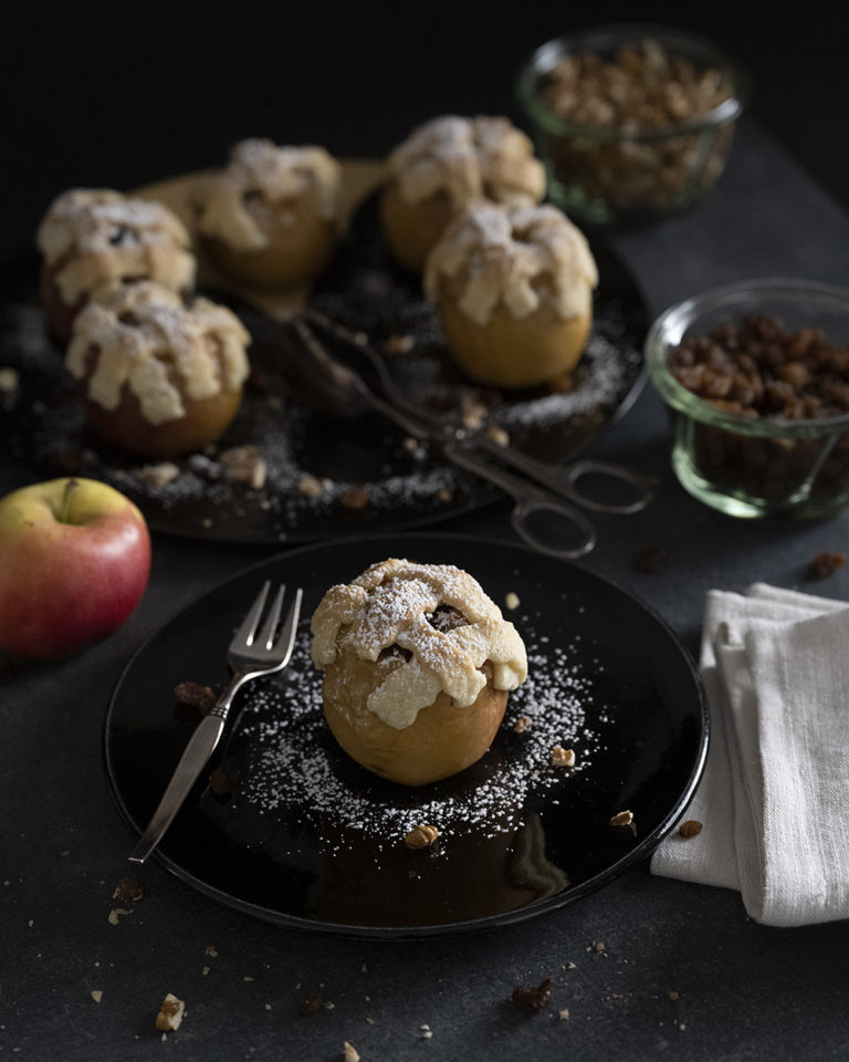 Bratapfel im halben Schlafrock | Rezept mit Mürbeteig, Rosinen und Nuss