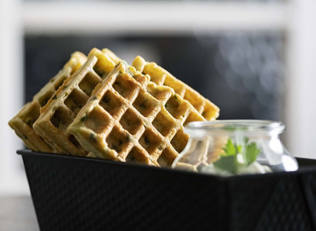 Selbstgemachte Kartoffelwaffeln mit Kräutern | Ein herzhaftes Rezept