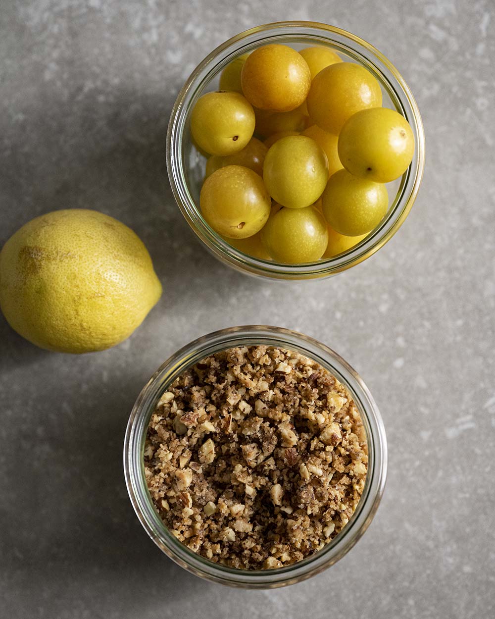 Eingie Zutaten unserer Clafoutis: frische Mirbabellen, Krokant und Zitrone.