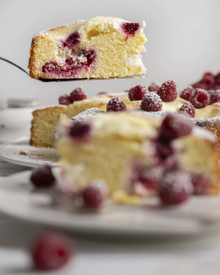 Himbeerkuchen mit Quark-Klecksen | Backen mit saisonalen Zutaten