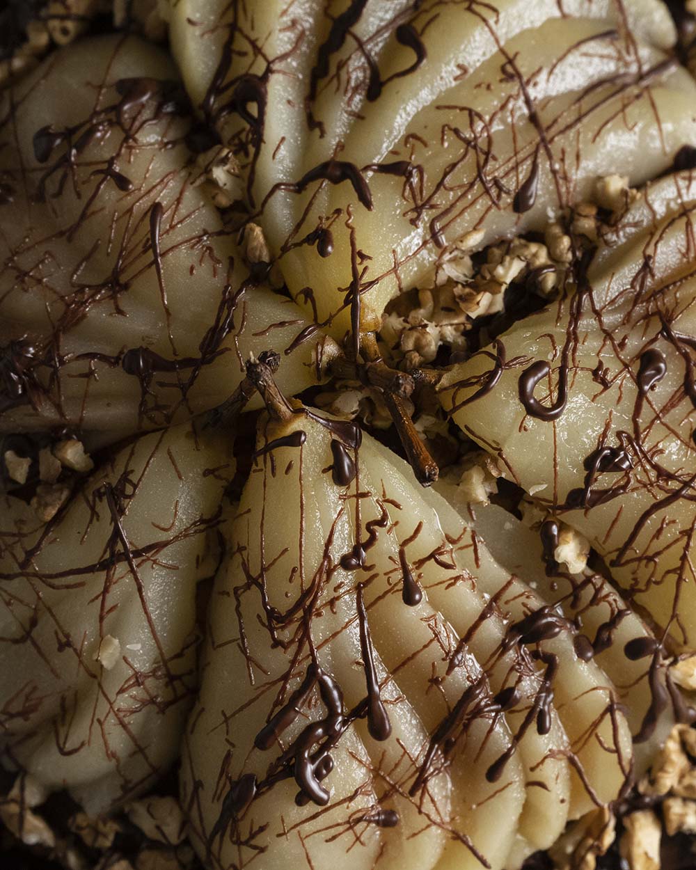 Nahaufnahme der gefächerten und mit Schokolade besprenkelten Birnen auf unserem Kuchen.